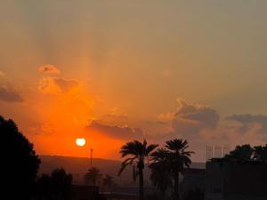 Η ανατολή ή δύση του ηλίου όπως φαίνεται από αυτό το ξενοδοχείο ή από εκεί κοντά