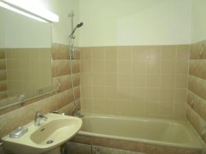 ein Badezimmer mit Waschbecken und Badewanne in der Unterkunft 2PA80 - studio dans résidence avec piscine in Collioure