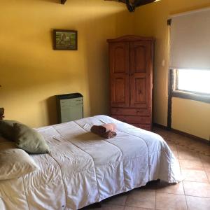 タンディルにあるCabañas Rocasの寝床に横たわる女