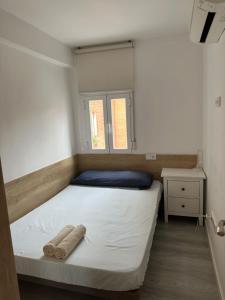 En eller flere senge i et værelse på Piso cerca del aeropuerto + 3 billeder