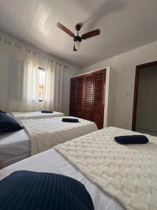 Ένα ή περισσότερα κρεβάτια σε δωμάτιο στο Uu'hull Surf House +25 φωτογραφίες