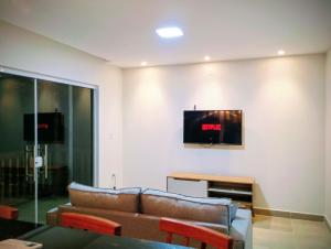 Μια τηλεόραση ή/και κέντρο ψυχαγωγίας στο Apartamento Exclusivo Inteiro perto da Vila - Barra Grande Beach Stay