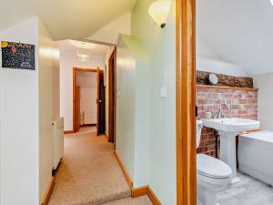 een badkamer met een wit toilet en een wastafel bij 4 Bed in Shrewsbury 50180 in Pontesbury +20 foto's