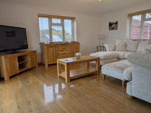 TV a/nebo společenská místnost v ubytování The Bungalow