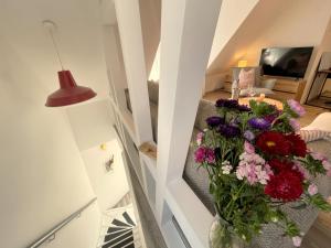 a vase filled with flowers sitting on a stair case at Thüringer Wald-Zauber in Zella-Mehlis
