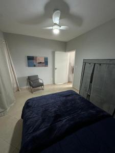 Un dormitorio con una cama y un ventilador de techo. en Frente ao Mar - Acorde Com o Barulho das Ondas apto 10, en Praia Grande 20 fotos más