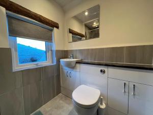 Bassenthwaite Lakeにある4 Bed in Routenbeck SZ405のトイレ、洗面台、窓のあるバスルーム +29枚の写真