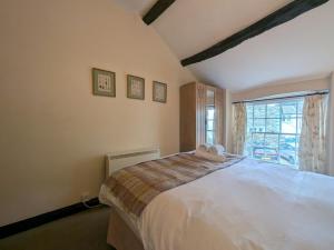 Un dormitorio con una cama blanca grande y una ventana en 2 Bed in High Lorton SZ136, en Lorton