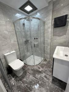 een badkamer met douche, toilet en wastafel bij Asklepion Retreat in Kos-stad