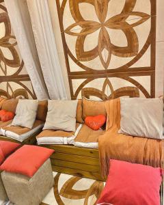 Un sofá con dos almohadas encima en una habitación. en Loft p/ casal hidro, café, a/c e vista, en Santo Amaro da Imperatriz