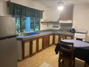 una cocina con una mesa y una encimera en Casitas Diquis, en Ojochal