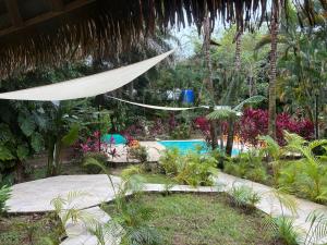 una hamaca en un jardín con piscina en Casitas Diquis, en Ojochal