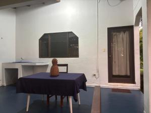 una mesa con un jarrón encima en Casitas Diquis, en Ojochal