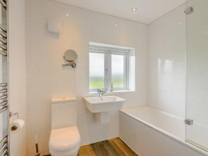 Koupelna v ubytování 4 Bed in Denbigh 78960 + 22 fotografií