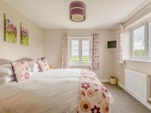 Postel nebo postele na pokoji v ubytování 4 Bed in Denbigh 78960