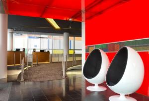 Posezení v ubytování INNSiDE by Meliá Düsseldorf Hafen