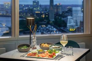 Nápoje v ubytování INNSiDE by Meliá Düsseldorf Hafen