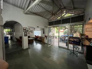 uma sala de estar com uma grande porta de vidro e um quarto em Hotel Grand Barrack em Khandwa