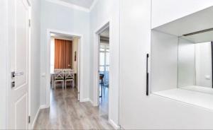 um corredor branco com um espelho e uma sala de jantar em GRAND-TURAN Bussiness em Astana mais 138 fotografias