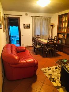 a living room with a red couch and a table at Locazione turistica Gisella 