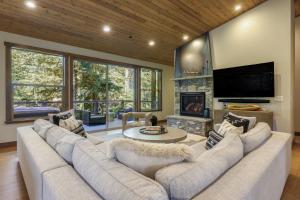 een grote woonkamer met een grote bank en een open haard bij The Lodge at Silverado in Tahoe City