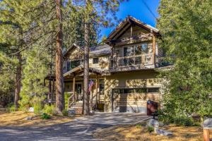 een huis in het bos met een balkon bij The Lodge at Silverado in Tahoe City