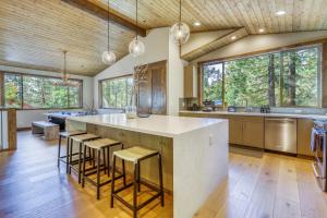 een keuken met een groot eiland met barkrukken bij The Lodge at Silverado in Tahoe City