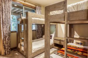 een kamer met 3 stapelbedden in een huis bij The Lodge at Silverado in Tahoe City