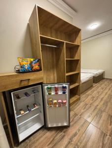 una habitación con nevera y una litera en ArQa pyramids Hotel, en El Cairo