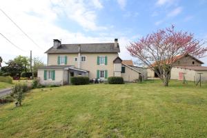 ein großes Haus mit einem großen Hof davor in der Unterkunft Chez brouge in Momas