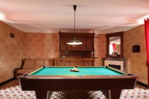 ein Wohnzimmer mit einem Billardtisch darin in der Unterkunft Chez brouge in Momas