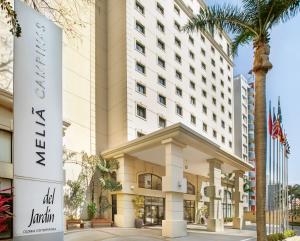 uma vista exterior do grande hotel e casino de Mgm em Meliá Campinas em Campinas