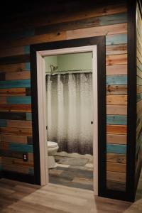 ein Bad mit einem WC und einer Holzwand in der Unterkunft The Heritage Lofts in Winchester