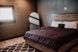 ein Schlafzimmer mit großem Bett und Fenster in der Unterkunft The Heritage Lofts in Winchester