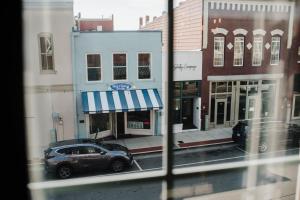 Blick auf eine Stadtstraße aus dem Fenster in der Unterkunft The Heritage Lofts in Winchester