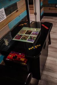 ein Glastisch mit Knöpfen darauf in der Unterkunft The Heritage Lofts in Winchester