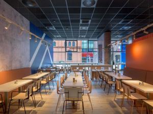 a large dining room with tables and chairs at ibis budget Hamburg St Pauli Messe - neu renoviert in Hamburg