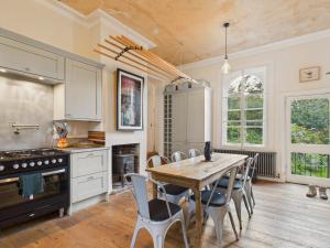 ルイスにある19th Century Manor with Hot Tubのテーブルと椅子とコンロのあるキッチン