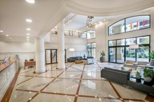 een woonkamer met een grote lobby bij Meliá Campinas in Campinas