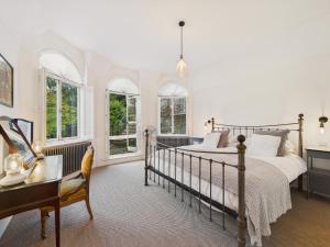 ルイスにある19th Century Manor with Hot Tubのベッドと机と窓のある寝室