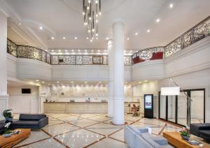 een grote kamer met een lobby met banken bij Meliá Campinas in Campinas