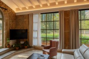 TV a/nebo společenská místnost v ubytování Hotel Finca Ca N'ai - Adults Only