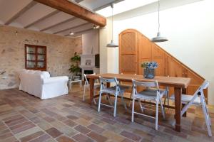 ein Esszimmer mit einem Holztisch und Stühlen in der Unterkunft MIRA ALTEA Luxury Boutique Stay in Altea