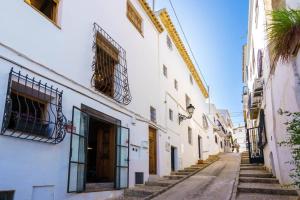 een steegje in een oude stad met witte gebouwen bij MIRA ALTEA Luxury Boutique Stay in Altea