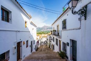 eine Gasse mit weißen Gebäuden und einem blauen Himmel in der Unterkunft MIRA ALTEA Luxury Boutique Stay in Altea