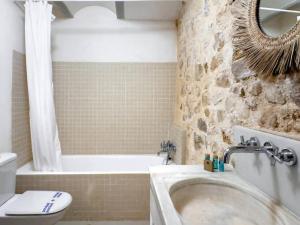 ein Badezimmer mit Badewanne, Toilette und Waschbecken in der Unterkunft MIRA ALTEA Luxury Boutique Stay in Altea + 34 Fotos