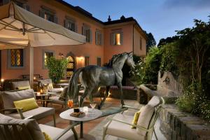 a statue of a horse in front of a building at Ville Sull'Arno in Florence