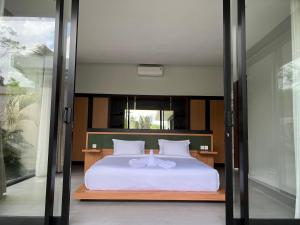 Postel nebo postele na pokoji v ubytování Guru Darma Villa + 3 fotografie