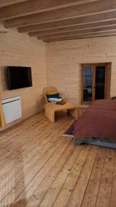 TV a/nebo společenská místnost v ubytování Le Grenier du Moulin