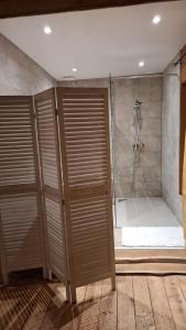 een badkamer met twee douchedeuren en een inloopdouche bij Le Grenier du Moulin in Darbonnay
